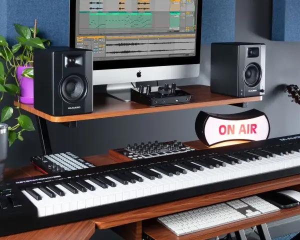 M-Audio Keystation 61, monitory studyjne, komputer z programem do produkcji muzyki, gitara i lampa "ON AIR" tworzą profesjonalne studio.