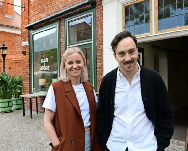 Zwei Personen vor dem "Bussi & Amore" im Holländischen Viertel Potsdam.