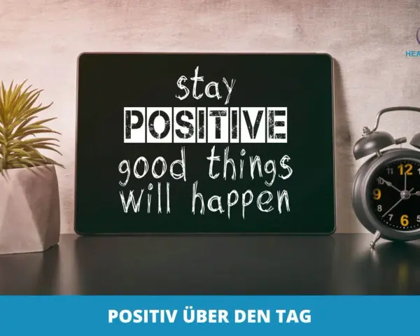 Guten Morgen Affirmationen: Ein Tablet mit der Aufschrift "stay POSITIVE good things will happen" neben einer Topfpflanze und einem Wecker.