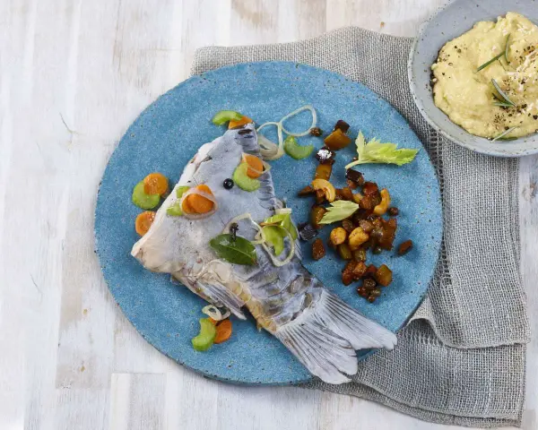 Gegrillter Karpfenkopf mit karamellisierten Nüssen und Rosmarin-Polenta. Was isst man zu Karpfen? Hier eine köstliche Variante!