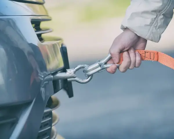 Jak jechać holowanym samochodem? Zasady i bezpieczeństwo od eksperta
