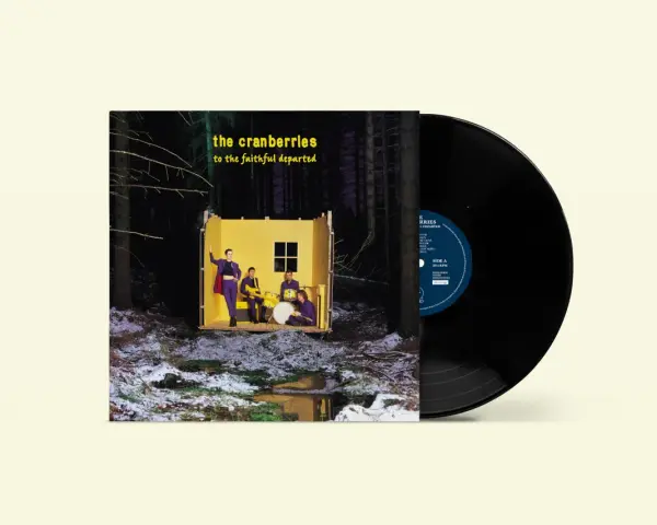 Pochette de l'album "To the Faithful Departed" de The Cranberries, avec un vinyle noir à côté. Le groupe pose dans une structure jaune au milieu d'une forêt enneigée.