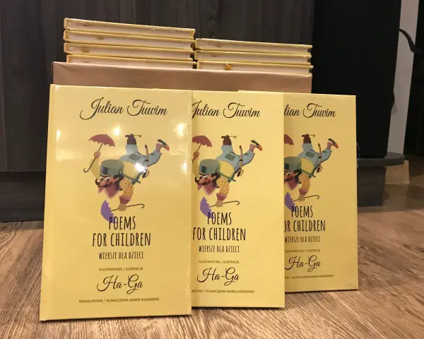 Trzy żółte książki z ilustracją postaci z parasolką, zatytułowane "Poems for Children".