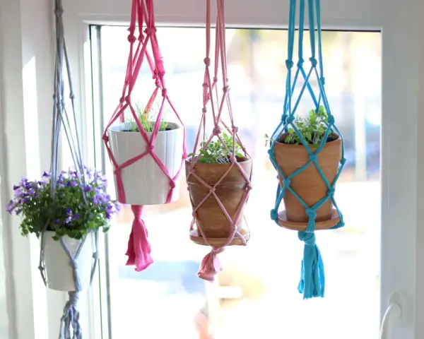 Kwietnik na ścianę DIY: Makrama, drewno, loft krok po kroku