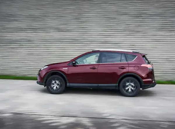 Ile pali Toyota RAV4 Hybrid? Prawdziwe zużycie paliwa w praktyce