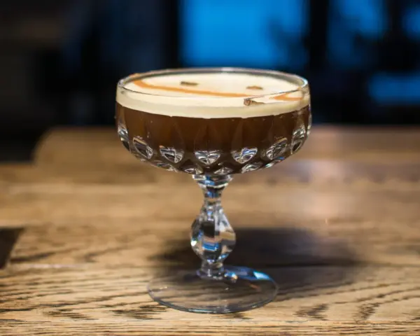 Elegancki Espresso Martini z pianką i cynamonem, czy może Irish Coffee? Ten drink wygląda kusząco.