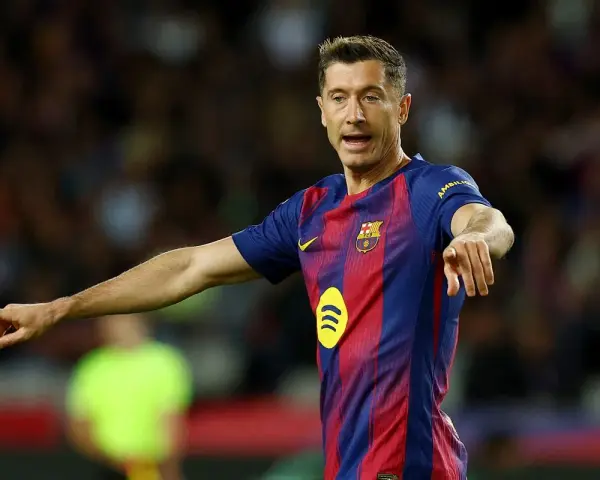 Robert Lewandowski w koszulce FC Barcelony. Grał w klubach takich jak Borussia Dortmund, Bayern Monachium, a teraz w Barcelonie.