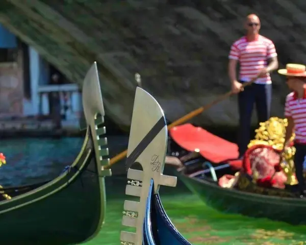 Gondolieri in Venezia, con le loro gondole, navigano sui canali. Chissà quanto guadagna un gondoliere per questa magica esperienza.