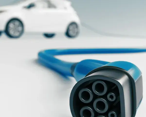 Jakie napięcie w samochodzie elektrycznym wpływa na czas ładowania?