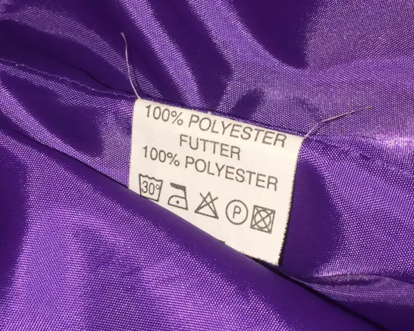 Metka z informacją o składzie: 100% poliester. Podszewka również wykonana ze 100% poliestru.