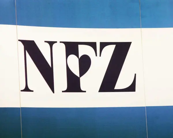 Logo NFZ z sercem w środku na tle niebiesko-białych pasów.