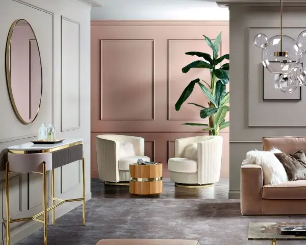 Un salotto elegante con pareti rosa antico e oro, divano in velluto, poltrone soffici e un tavolino in legno.