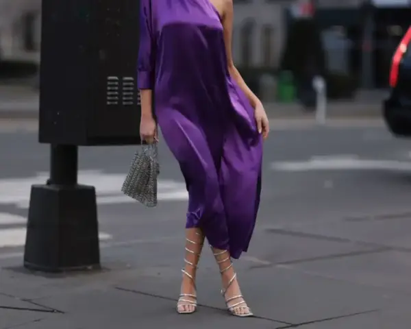 Elegancka fioletowa sukienka i srebrne sandałki na obcasie. Idealne buty do fioletowej sukienki na wieczór.