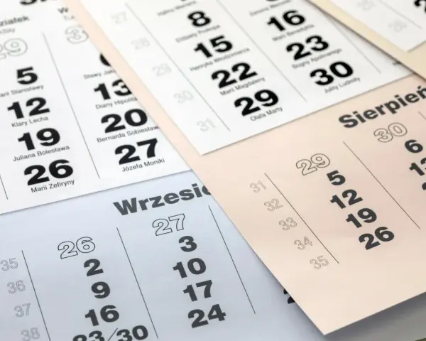 Fragmenty kalendarzy z zaznaczonymi datami i nazwami miesięcy.