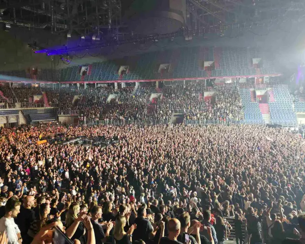 Tłum fanów na koncercie w Krakowie, prawdopodobnie Justin Timberlake.