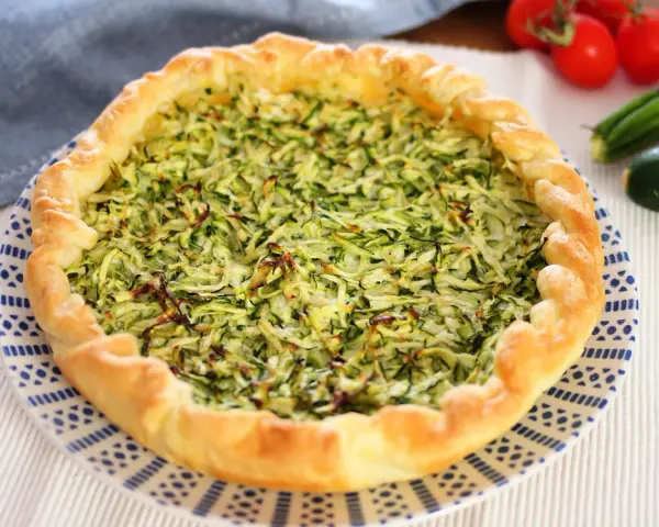 Torta salata con zucchine e ricotta, un piatto gustoso e leggero, perfetto per ogni occasione.