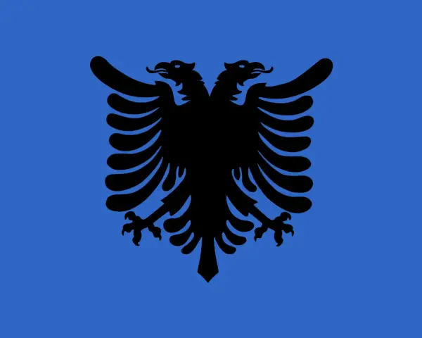 Czarny dwugłowy orzeł na niebieskim tle – to godło Albanii, symbol wolności i suwerenności.