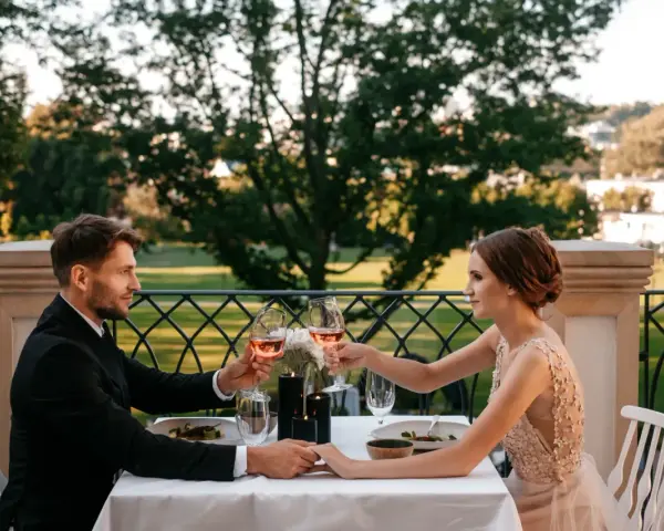 Elegancka kolacja we dwoje na tarasie z widokiem na zieleń. Idealne gdynia atrakcje dla par na romantyczny wieczór.