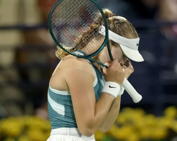 Tenisistka po przegranym punkcie na korcie w Dubaju, marząc o zwycięstwie w turnieju tenis dubaj 2025.