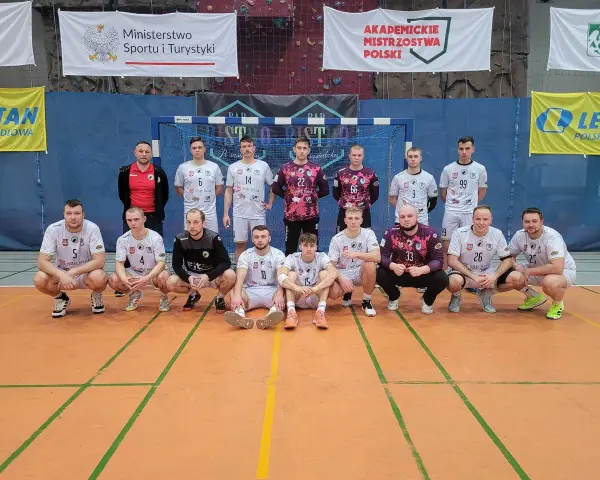 Drużyna piłkarzy ręcznych Włókniarz Konstantynów pozuje do zdjęcia.
