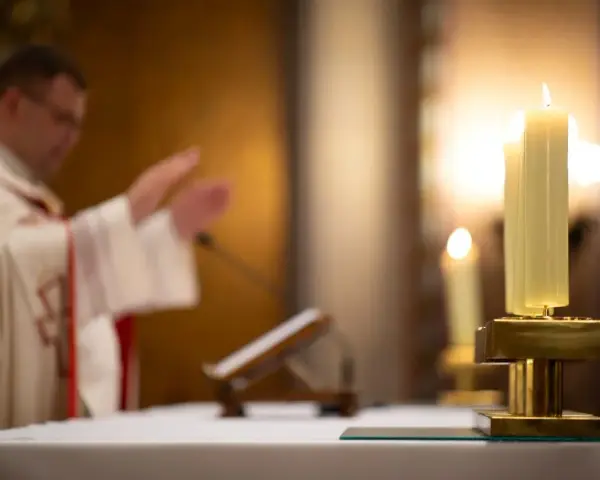 Ksiądz w kościele błogosławi wiernych. Czy poniedziałek wielkanocny to święto nakazane? Tak, tego dnia msza jest obowiązkowa.