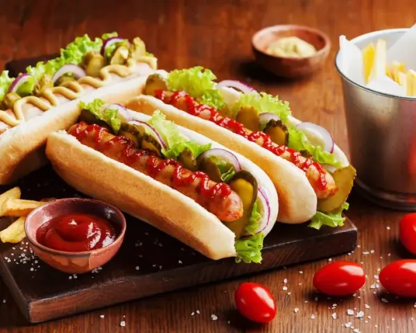 Ile kalorii ma hot dog? Zaskakujące różnice w kaloryczności!