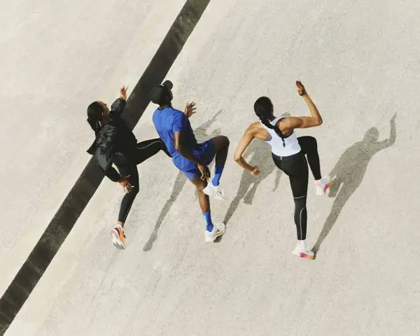 Tres corredores entrenan juntos, preparándose para las medias maratones España.