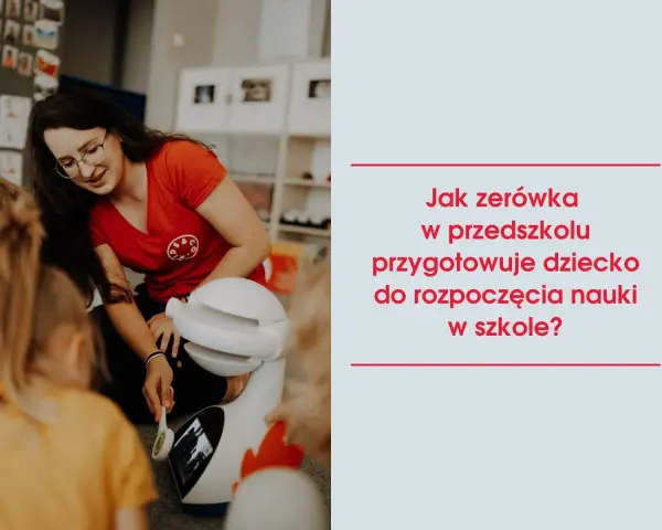 Nauczycielka z zerówki pokazuje dzieciom robota. Zerówka przygotowuje do szkoły.