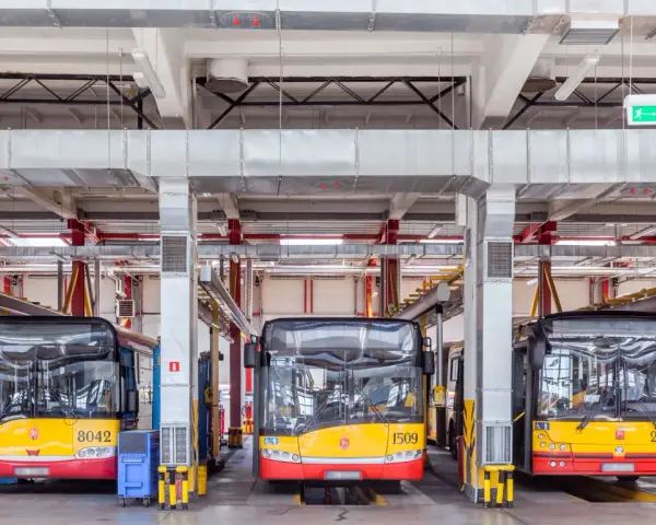 Skąd odjeżdża Halobus w Warszawie? Pewny start z Centrum 02!