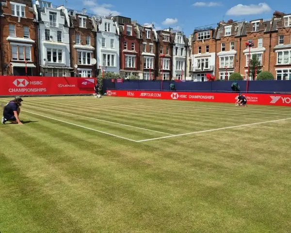 Jugadores preparan la cancha de césped para el torneo de Queen's Club.