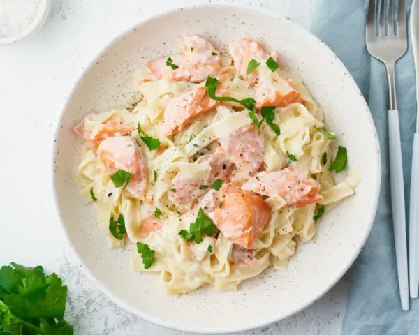 Pasta con salmón y nata cremosa: Receta de chef, ¡sin fallos!