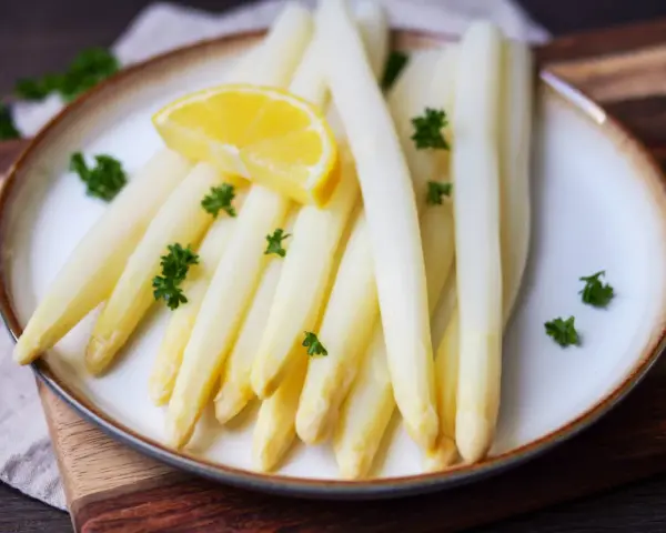 Gekochter weißer Spargel mit Zitrone und Petersilie. Spargel kochen wie lange? Perfekt gegart, zart und köstlich.