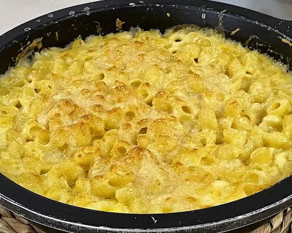 Macarrones con queso horneados hasta dorar, burbujeantes y deliciosos.