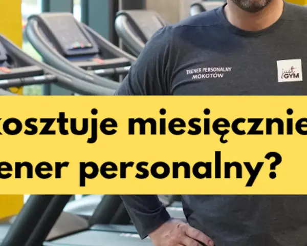 Mężczyzna w koszulce z napisem "TRENER PERSONALNY" stoi na tle bieżni. Żółty prostokąt z tekstem: "Ile kosztuje miesięcznie trener personalny?".