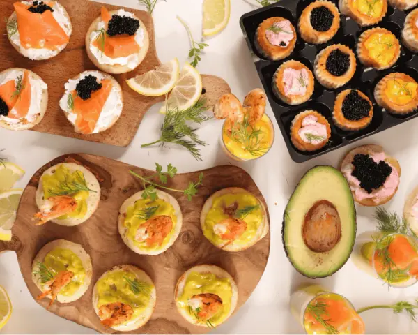 Leckeres Party-Essen: Canapés mit Lachs, Kaviar, Garnelen und Avocado. Ein Fest für die Sinne!