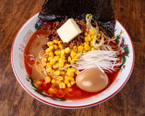 Misowa zupa ramen z mielonym mięsem, kukurydzą, kiełkami fasoli, jajkiem i kawałkiem masła.