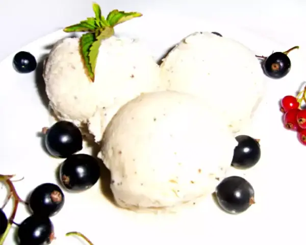 Cremiges Eis mit Beeren und einem Hauch von Alkohol. Ein erfrischender Genuss für warme Tage.