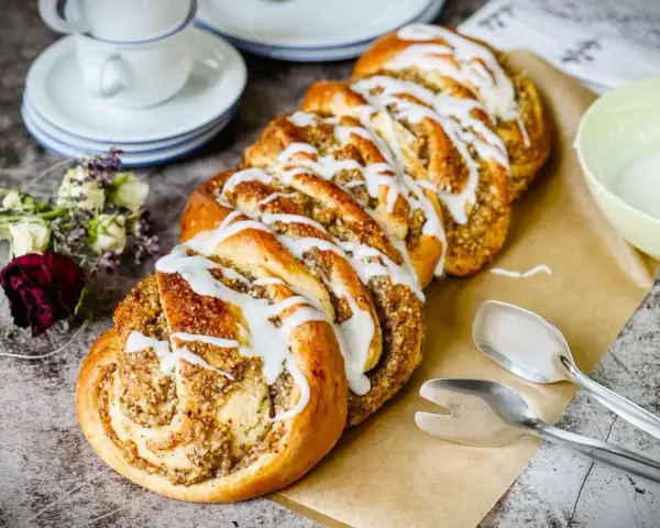 Ein köstlicher Nusszopf, frisch gebacken und mit Zuckerguss verziert. Dieses Nusszopf Rezept ist ein Genuss!
