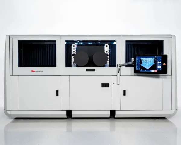 Nowoczesna maszyna do druku 3D, wykorzystująca technologię binder jetting, z panelem dotykowym prezentującym proces budowy.