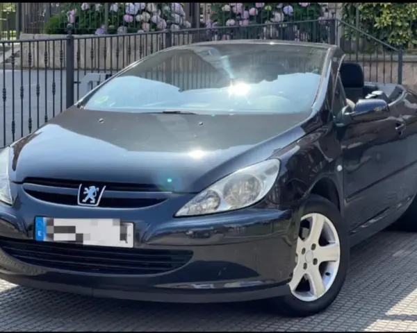 Svart Peugeot 307 CC cabriolet, taket nere. Solen reflekteras i lacken, kanske ett tecken på ett kommande problem?