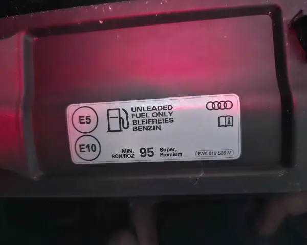 Naklejka z informacją o paliwie dla Audi A4 B6 2.0 benzyna: E5, E10, min. 95 oktanów.