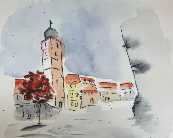 Pintura de acuarela y tinta de un pueblo con una torre alta y casas con tejados rojos. Un árbol de hojas rojas destaca en primer plano.