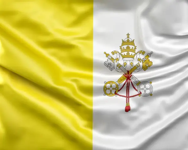 Flaga papieska: złote i białe pasy, z kluczami św. Piotra i tiarą papieską.