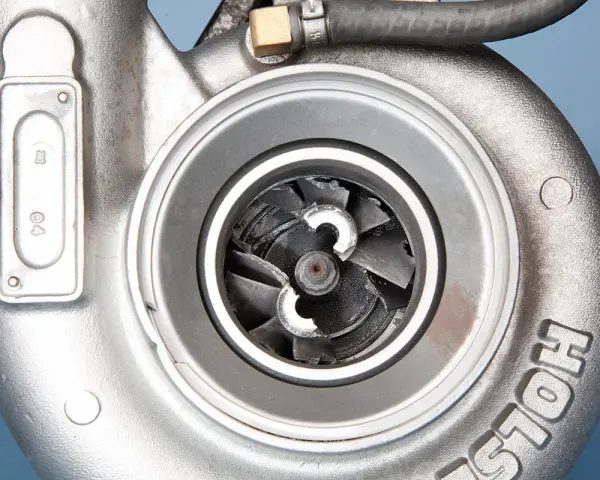 Beschädigter Turbolader mit verbogenen Schaufeln. Die turbolader reparatur kosten können je nach Schaden variieren.