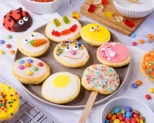 Bunte Kekse mit Zuckerguss, inspiriert von einem amerikanischen Rezept. Marienkäfer, Gesichter und bunte Streusel machen Lust auf mehr.