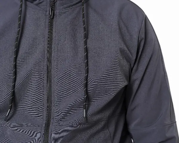 Szara kurtka softshell z zamkiem i sznurkami. Dowiedz się, jak prać softshell, by zachował swoje właściwości.