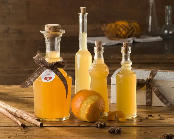 Flaschen mit selbstgemachtem Schnaps, ideal zum Schnaps selber machen mit Wodka. Orangen, Zimt und Sternanis deuten auf fruchtige Aromen hin.
