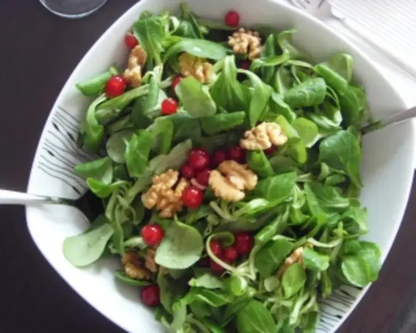 Ein frischer Feldsalat mit Walnüssen und roten Beeren. Ein einfaches und leckeres Feldsalat Rezept.