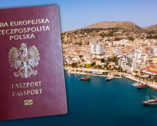 Polski paszport na tle malowniczego wybrzeża. Czy do Austrii trzeba mieć paszport? Tak, nawet do krajów UE, jeśli nie masz dowodu osobistego.