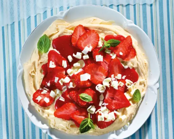 Eine köstliche Eiscreme-Pizza mit frischen Erdbeeren, weißer Schokolade und Minze.